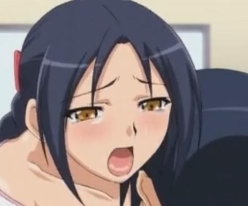 家族が隣にいるのに気にせず密着セックス