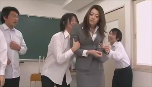 3人ではない、中でも、三田は真紀として特別な感情を抱いていたと思われる、ある日の放課後、クラスの真ん中が発した一言が、生徒同士のトラブルに発展する！