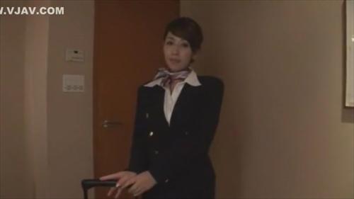 『結城みさ』フライトを終え、疲労の溜まったみさはホテルの一室に男を呼び出しイヤらしい言葉とスラリと伸びた脚で男を挑発し、溜まった情慾をハッサン！