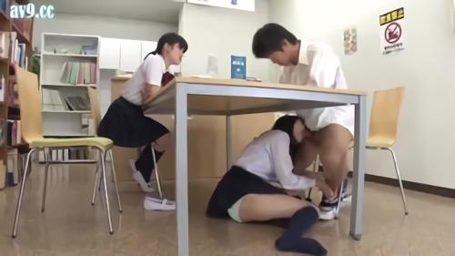『美乳』テーブルの上下でハラハラドキドキの三角関係！彼女が席を外した隙に彼女の親友がテーブルの下に潜り込んでフェラチオ…絶対にバレてはいけ！