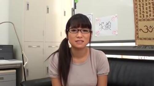 『乳揺れ』来てくれた彼女。動機はマネーらしく、それならばとAV出演を提案。録画が始まり責められると潮を吹きこぼし男優の絶倫男性器にイキ悶絶！