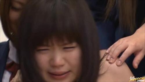 『性奴隷』とある女子校に転校してきた鈴木は些細な事からいじめの標的になる。必死に許しを請うが、それとは裏腹にエスカレートしていく性的暴行！ア！