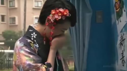 『美乳』お年玉をエサに野球拳やらせ全裸に　美女の晴れ着美女
