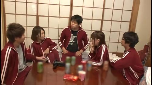『おもちゃ』修学トラベルで、宿に酒を持ち込んだ男子にどんどん酒を飲まされて深酒してしまう女子たち！悪ノリする男子は女子が嫌がるのもス！