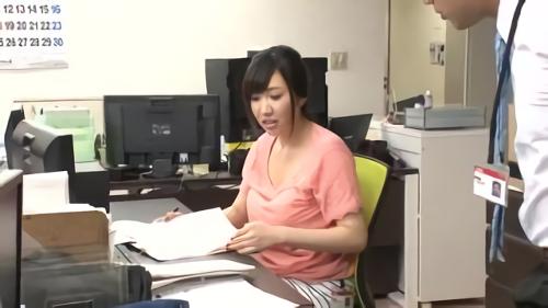 『立ちバック』仕事中かがんだ時にチラリと見えたドデカップ！