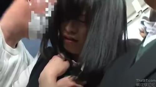 『顔射』通学中の女子校生を狙う痴〇師。大人しそうなビジュアル的とは正反対に強い反発を見せる少女。痴〇師はそんな少女のクリトリスに酒を塗り込！
