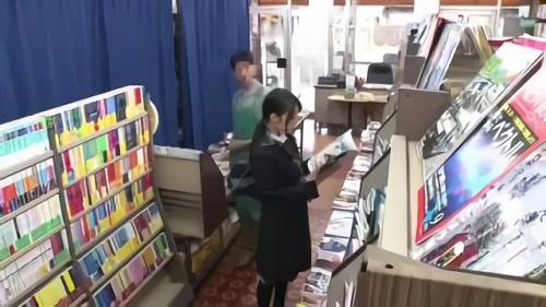 『フェラ』本屋の店長とグルになり参考書を選ぶ女子校生の背後から！