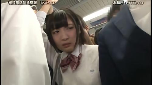 『美少女』超満員電車で見つけたウブ女子校生のスカートの上、そして中から美尻を揉みしだく！痴●の恐怖で震える女子校生は、柔らかい胸、！