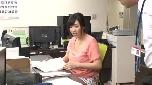 『羞恥』職場にいる可愛い女子社員。仕事中かがんだ時にチラリと見えたドデカップ！！作業をするとプルンと揺れる大きくて柔らかそうな胸！