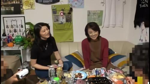 『熟女ナンパ』ちゃいました！旦那も忘れてハンサムボーイに優しくタッチされ、たこ焼き作りながらマン汁垂れ流しなんて本物のド情欲的だよ！この淫乱二人組の赤裸々な痴態を堪能して！