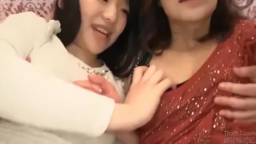 『女子大生』「あれ？何だか気持ちイイ」。口にキス！