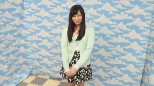 『素人』街角を歩く素人女性にメガチ○ポで悩む男性の相談を聞いてもらおうとナンパをし、女の子を無事にGET！最初はおもちゃのチ○ポ！