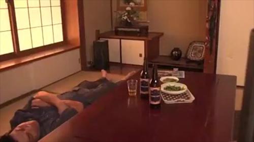 『巨乳』近所で下着泥棒が多発していると噂になっていた。犯人は息子だと疑念を抱く母は、息子の留守中に部屋を探し回っていた…。ところが息子の突！