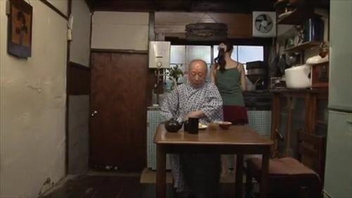 『美尻』旦那には見向きもされず、若く美しい身体を持て余す‘美空’。義父を溺愛し世話をすることで寂しさを紛らわしている。勤務先のデパートで、！