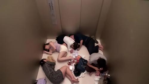 『巨乳』大人しい息子の本性が徐々に露わに…。「お姉ちゃん…オシッコする所ちゃんと見せてくれよ…。」誰も助けに来ない密室で、幸せな家族に起！