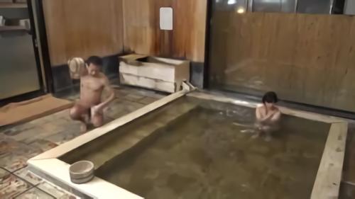 『温泉』しかし、軽蔑されると思いきや性の対象として見られたことに喜びを感じたのか自慰を見たがるママ友。そして生チ○ポと自分でエキサイ！