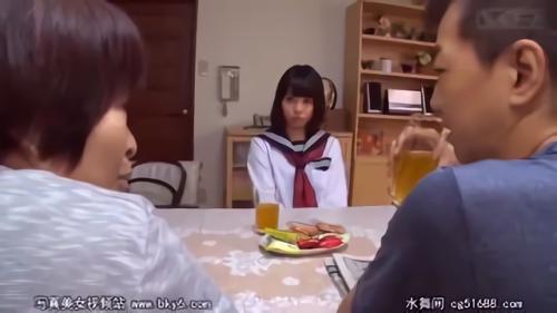 『制服』離婚して離れて暮らす父の家に行くとまさかの婚約者が！恋人との突然の再婚を大好きな父から告げられ動揺を隠せない優しい娘！結！