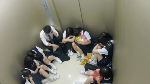 『無理矢理』同級生のお見舞いに行った病院のエレベーターが突然止まったら…数時間監禁され、極限状態に男性教師が錯乱し始めるのだった。教師は日頃の！