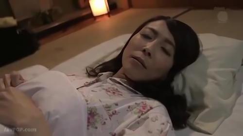 『貧乳』子供の引っ越しの手伝いで上京してきた母の友人・はなが泊まりに来て、昂る気持ちを抑えきれない息子の康雄。夜も更けて場も盛り上がるが「！