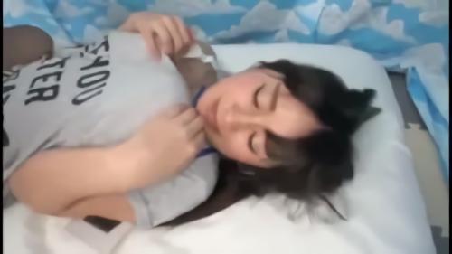 『爆乳』しぶしぶ引き受ける彼女達にラップ越しの接吻に手コキ、フェラ仕舞には素股まで！反発していても次第に息が荒くなり、ラストはヌルヌルおマ○コにこっそりラップを外！