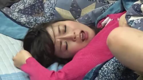 『企画』欲求不満の人妻マ、コタツの死角で犯されてイク!!