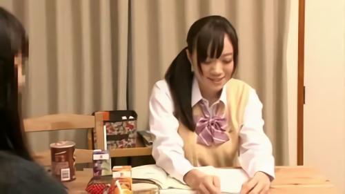 『素股』我が家に泊まりに来る女子校生の娘のフレンドは可愛くて巨乳の子ばかりでガマンの限界！情欲的心が抑えられず、お風呂にビヤクを投下してみ！
