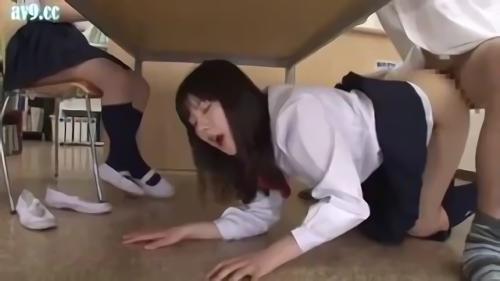 『露出』テーブルの上下でハラハラドキドキの三角関係！彼女が席を外した隙に彼女の親友がテーブルの下に潜り込んでフェラチオ…絶対にバレてはいけ！