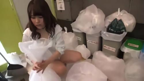 『着エロ』マンション1階のゴミ捨て場に現れるラフな格好の人妻。チラつく乳房。乳首。ズボン。わざと見せつけて僕を誘っているんだろ？ノッテやるよ！