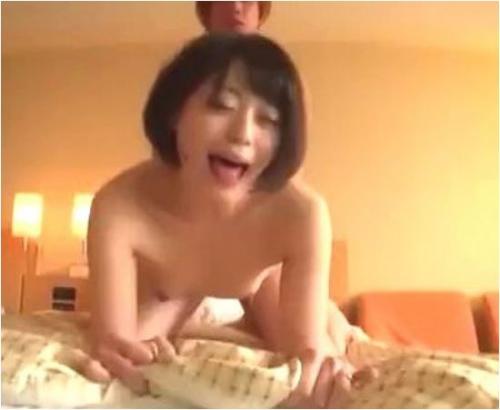[貧乳]ナンパした人妻が騎乗位でハッスル、体位を変えて立ちバックに喘ぐ！！