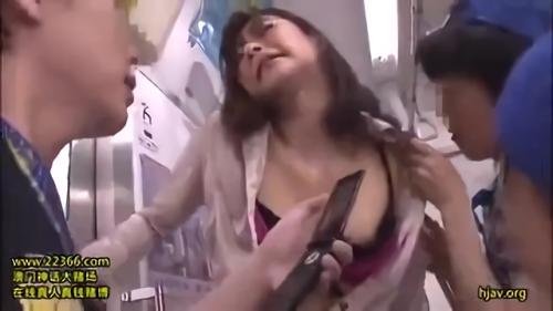 『熟女』極悪○学生3人組が美人女教師にイタズラして痴〇レ〇プ！！禁断の恋現場を目撃して恐喝、一花の身体を弄ぶ！！口性器に○学生のチ○ポがぶ！