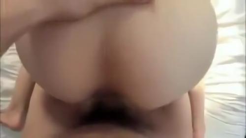 『美乳』今回のヤリマン人妻さんは4歳と3歳の二人の息子のママさん。次男に母乳を飲ませるうちに感度がグングン上昇。情慾も抑えきれないH体質に！