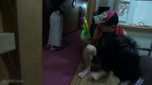 『人妻』ママと温泉トラベルに来たマセガキ共は子供の立場を利用して女湯に乱入。巨乳だらけの大人の女の身体に興味津々でチ○ポもびんび！