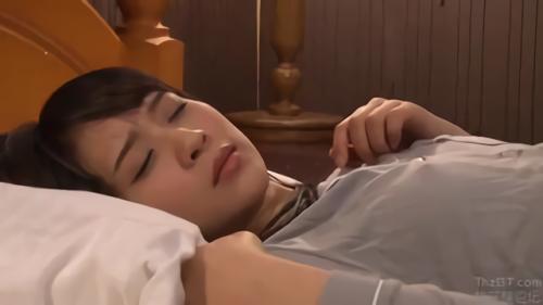 『美乳』部下の女子社員との出張中に起こった思わぬアクシデントが男の本能に火をつける！まさかの相部屋宿泊という想定外の局面だけでドキドキもの！