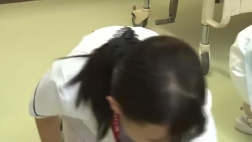 『乳首チラ』胸チラしてポッチが見え隠れしていたら、ガマンできなくなって男は…。病院内で献身的に働くナースの胸元は意外に隙だらけで胸チラのチャンスがこれでもかというほど！？エキサイト！