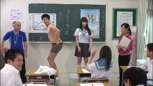 『巨乳』女性器をみんなに観察されたり、触られたり。性的エキサイトを覚えると、女性器がヌルヌルしてくるって先生が言ってて…ウソ…やだ…アタ！