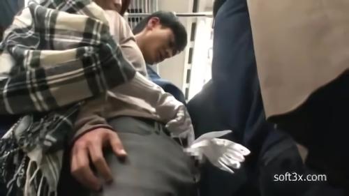 『手コキ』チ○ポを手袋で隠してじっくりねっとり手コキ。さらに戸惑う男の手を取って胸、尻、股間を触らせますますエキサイト度が増していく美淑女。い！