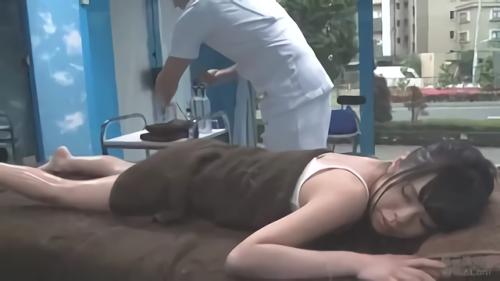 『マッサージ』「豊胸マッサージ器のモニターをしませんか？」と街ゆくAカップ女性に声を掛け、ミラー号に乗車！乳首オイルマッサージで胸を責められ！