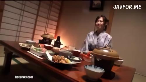 『温泉』イジワルにも顔をゆがめてビクビク感じちゃう。あまりに可愛いので、宿に着くなりお天風呂で思わず中出しファック！男の要求を、舐め上！