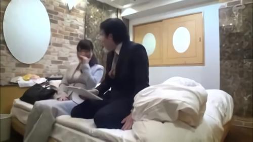 『中出し』終電間際の人妻オフィスレディさんとその後輩男子社員に声をかけ、インタビューと称してラブホテルにご案内！1発10万円の連続中出しセッ！
