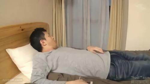 『巨乳』僕は、母とアパートで二人暮らしをする冴えない男。彼女なんてしばらくいない。しかし僕の退屈な日常は、真緒さんという女性が引！