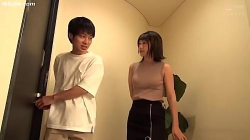 『スクープ』俺の住むマンションで毎日顔を合わす上品なご婦人。いつものことながら愛想よく挨拶してくれるチャームポイント的な人妻さん。その正体が実！