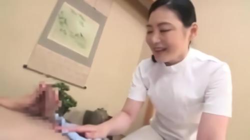 『エステ』タオルを突き上げて隆起する男性器に瞳を奪われ、女としての本能を呼び起こされてしまう五十路按摩師達！『やだわぁ…オバサンな！