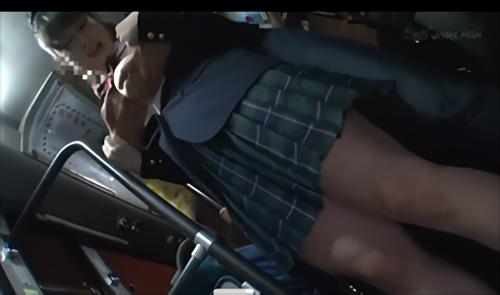 『羞恥』満員バスでひときわ目を引く大きな胸の女子校生。混雑する車内で背後から手を伸ばし制服越しに成長中の巨乳をねっとり揉みしだく！強く反発！