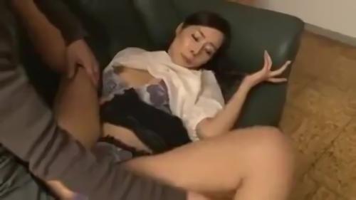 『近親相姦』母子家庭だった美緒は3年前に男と駆け落ちをしたが、その男にも捨てられ、息子を預けている従兄の家に戻ってきた。息子の正弘は勿論、許す！