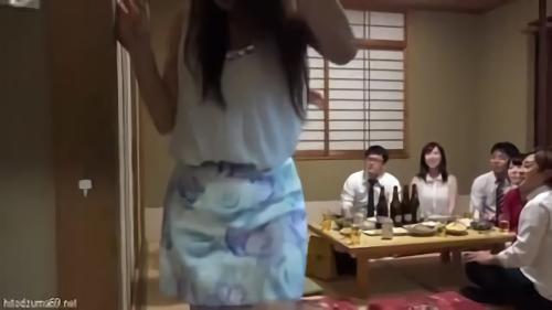 『星川麻紀』同窓会に行ったら昔好きだったクラスメートが結婚して人妻になっていた。僕の隣に座った彼女は酔いが進むと無防備になりパンチラ見せ放題。！