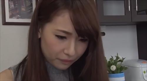 『巨尻』夫を亡くし悲しみにくれていた未亡人のゆいだったが、その美貌から葬儀社の人間に目をつけられ犯〇れてしまう。心に傷を追ったゆいは、心理！