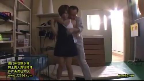 『ロリ』尻穴、足の指まで「紗倉まな」の身体の100パーセントを徹底的に舐め回します！制服、競泳水着などいろんな局面で中年のオヤジ達に舐めら！