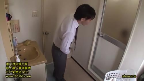 『寝取られ』自分をオカズに一人Hする隣の男子校生を目撃した人妻。必死にチ●ポを扱く姿に戸惑いながらもエキサイトしてしまいマンズリを始める！
