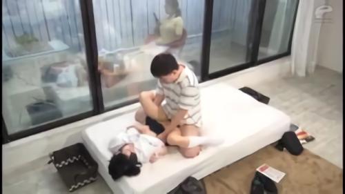 『素人』母からは何も見えない特設マジックミラースタジオで義父と娘が2人っきり！