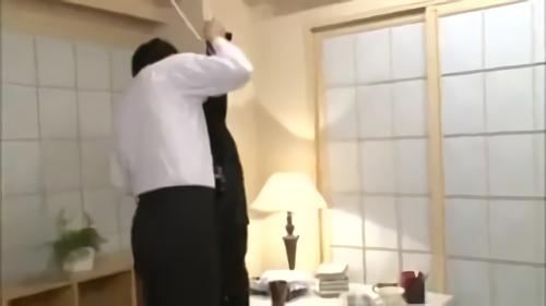 『高齢熟女』この頃の不況を心配して財布の紐をかたくしていた男。今日もこうして生保の営業がきているが、どうやらこの栗野葉子というレディ！